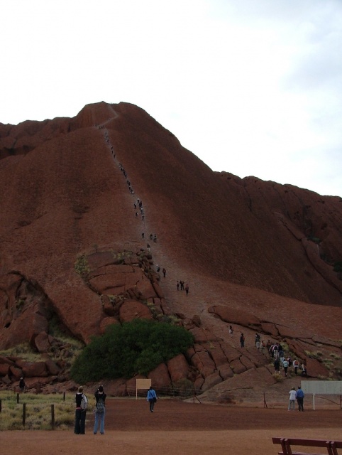 L'ascension d'Ayers Rock, un défi pour certains, un tabou sacré pour les aborigènes