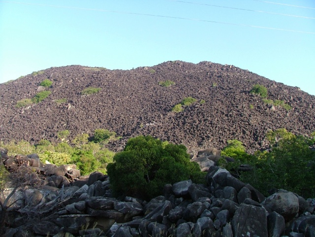 Etranges amoncellements de blocs de granit noir
