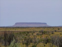 Autre curiosité, le monolithe en table, futur candidat Ayers Rock par l'érosion