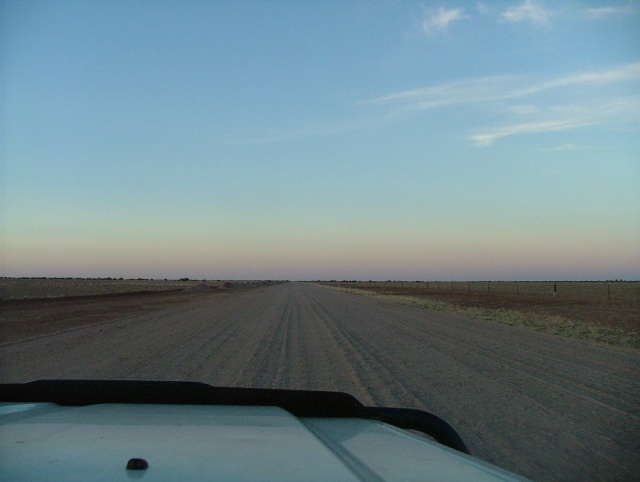 Piste lancinante de l'Outback du Queensland