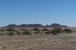De belles montagnes se dressent fièrement 