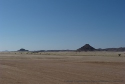 L'immense plaine blonde est interrompue par une chaine majestueuse de montagnes presque noires