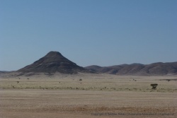 Telle une pyramide, cette montagne noire attire l'oeil