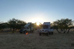 On profite du plateau entre les montagnes pour installer notre bivouac
