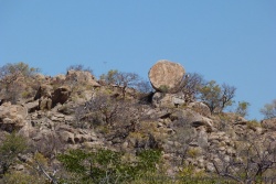 Ce rocher semble être perché là-haut comme une sculpture