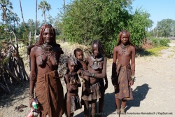 De jeunes filles himbas très curieuses de nous rencontrer et surtout très chaleureuses