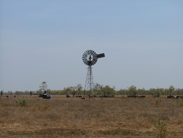 Contraste de l'Outback, hélicoptère au pied d'une traditionnelle éolienne