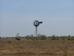 Contraste de l'Outback, hélicoptère au pied d'une traditionnelle éolienne
