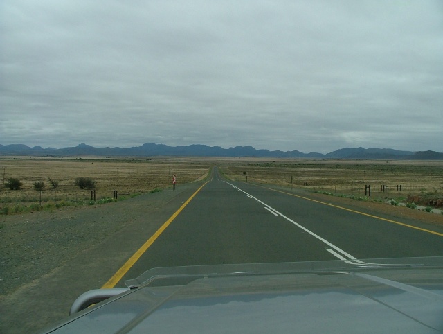 Paysages désolés du Karoo le long de la nationale qui remonte à Joburg