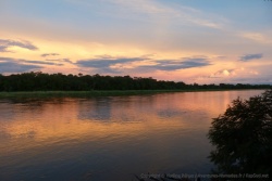 Chaque seconde qui passe est un merveilleux spectacle grâce aux incroyables changement de couleurs dans le ciel et sur les eaux