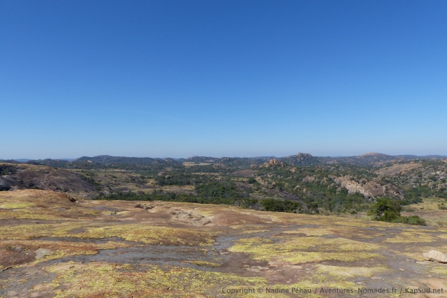 Les roches foncées sont colonisées par de jolis lichens de toutes les couleurs