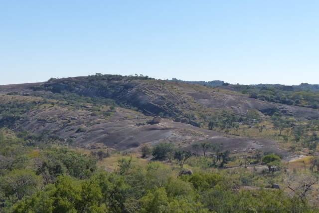 La rondeur des montagnes érodées contraste avec la rudesse naturelle du granit
