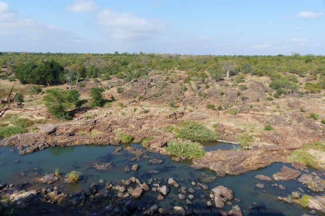 Des berges rocheuses au relief accidenté
