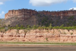 Autant par leur relief varié que par leurs teintes colorées, les falaises de Chilojo captivent votre regard