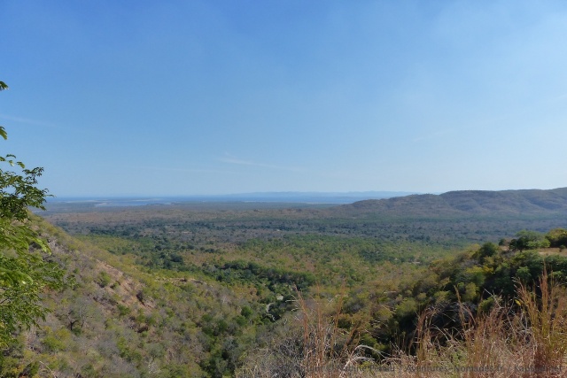 On voit bien que la piste reste en haut de l'escarpement qui précède le lac Kariba