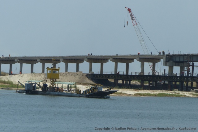 En attendant les ponts, un service de barge est actif