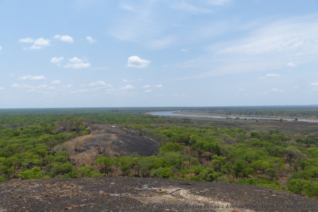 Depuis le sommet du rocher, nous avons un point de vue fantastique sur le parc et la rivière de Kafue