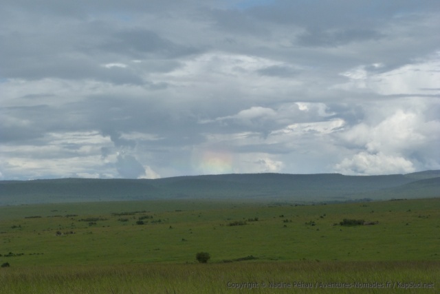 Une lueur d'arc-en-ciel se devine au loin