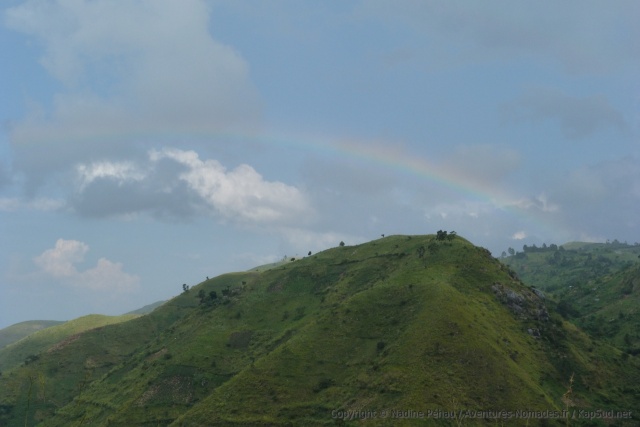Un arc en ciel domine la montagne
