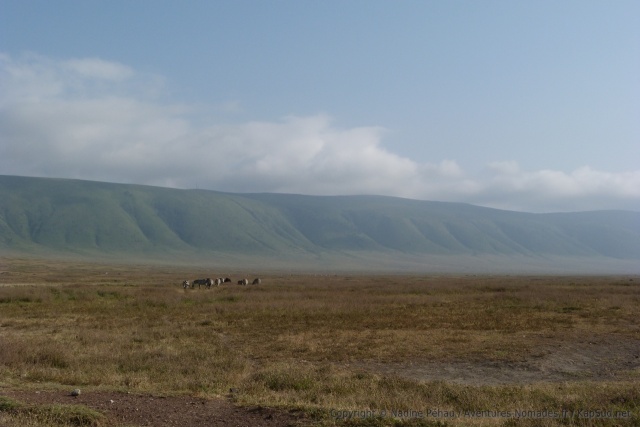 Les nuages restent accrochés au bord des parois du cratère