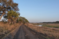 La lumière du matin met en valeur les très beaux paysages qui bordent la rivière