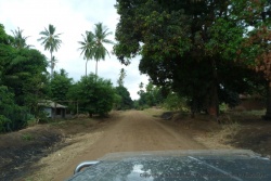 Piste traversant un village