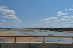 tLa rivière Rovuma, frontière naturelle entre la Tanzanie et le Mozambique