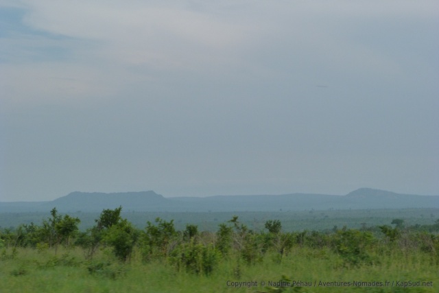 Au loin, une chaine de montagnes laisse deviner sa silhouette