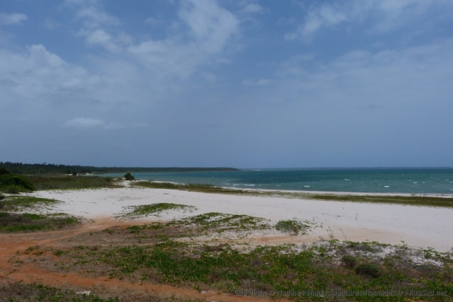 Lagune intérieure de Poelala aperçue au bord de la route