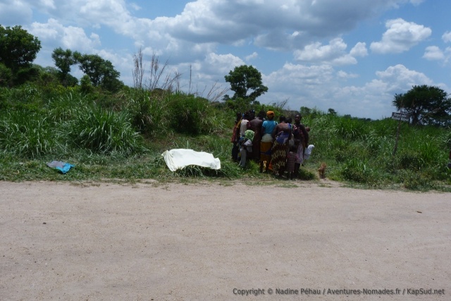 Un groupe de femmes attend son tour pour le ravitaillement en eau