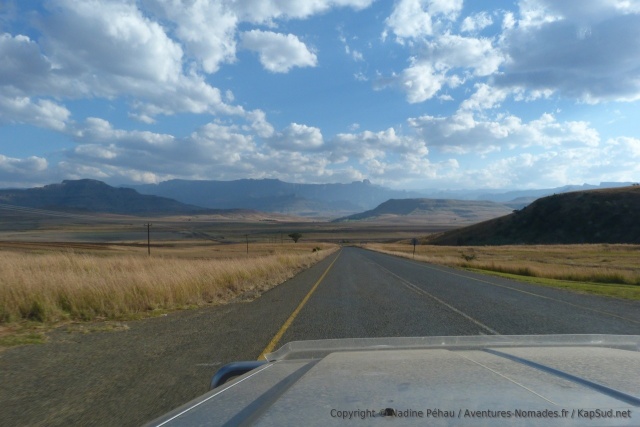 Le massif du Drakensberg commence à se profiler au loin