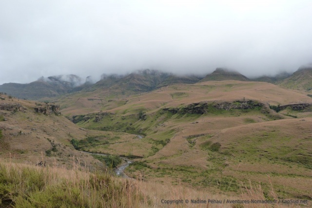 Le brouillard ne semble pas vouloir quitter les cimes de la chaine du Drakensberg