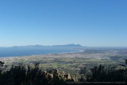 A loin la célèbre Table Mountain nous attend