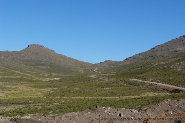 Notre piste s'enfonce au coeur des montagnes