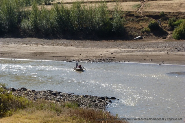 Les bergers traversent la rivière Senqu en barque