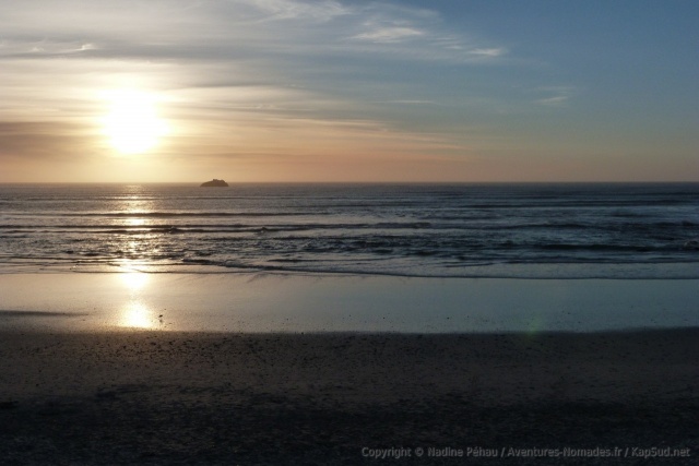 Notre longue route du jour est récompensée par un superbe coucher de soleil sur l'océan