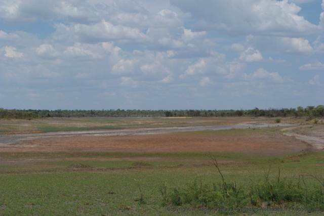 La piste longe la rivière Omuramba