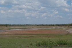 La piste longe la rivière Omuramba
