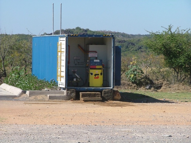 Station service souvent dans un container dans le sud