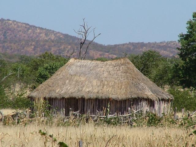 Case de paysan sur la piste Cahama - Ruacana