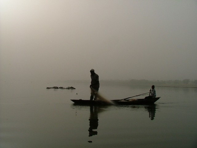 Pêcheur au lac de Tengréla noyés dans les brumes du petit matin
