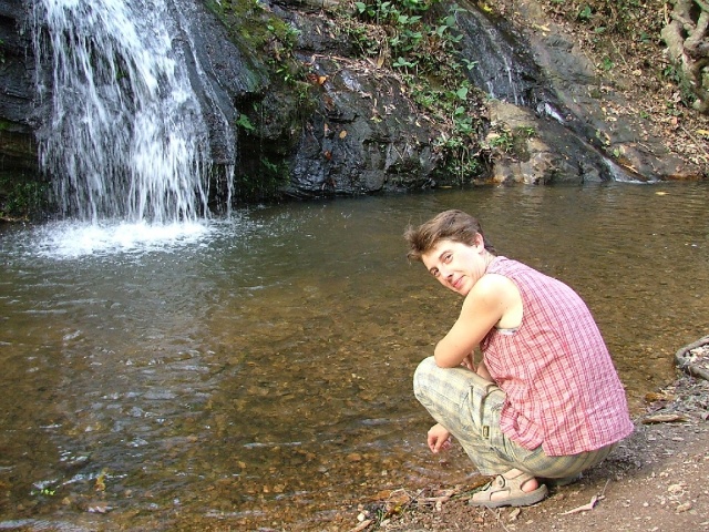 Nadine devant une autre cascade