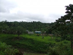 Village moderne des High lands sur la King Road de Viti Levu  	Gosses prenant la pause à Mana