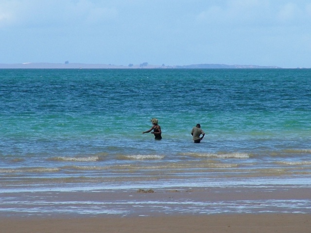 Technique de pêche au lancer à la main depuis le bord
