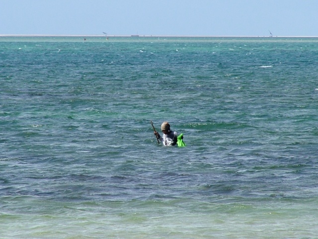 Femme à la pêche au fusil