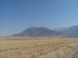 Le massif de Brandberg se profile à l'horizon