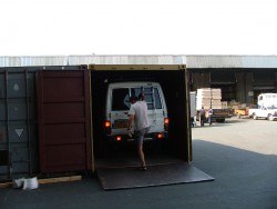 Slade met la main à la pâte pour aider Totoy à passer en hauteur dans le container