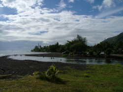 Les gamins s'éclatent toujours dans la rivière de Teahupoo
