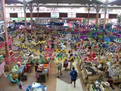 Marché de produits frais, comme de produits artisanaux