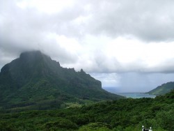 De l'autres côté de la montagne se trouve la Baie d'Onupohu